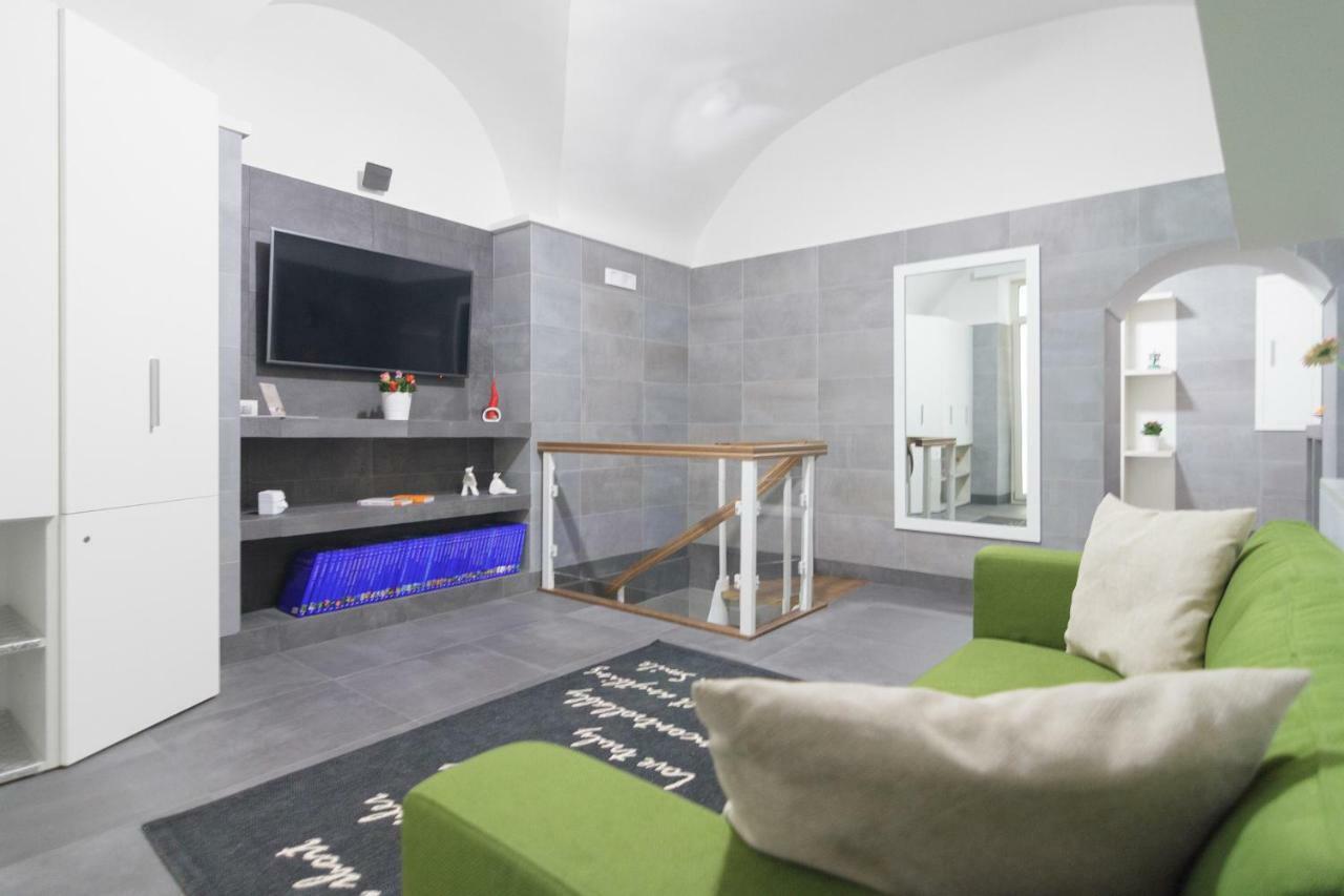 Relais Nevel Ai Decumani Apartment เนเปิลส์ ภายนอก รูปภาพ